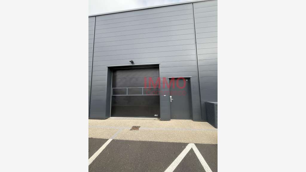 A louer local commercial 330m² Niort Mendes France