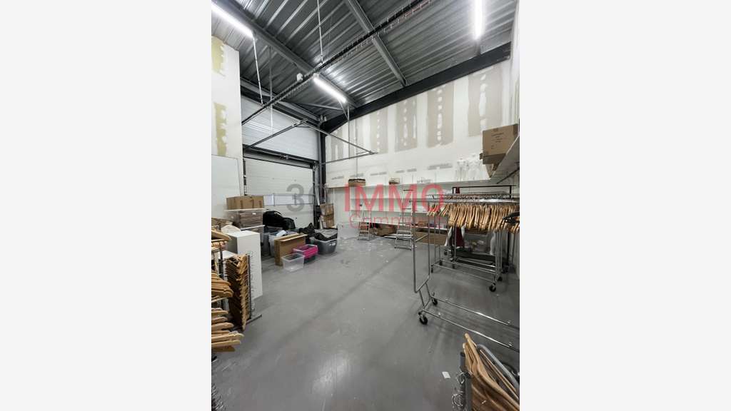 A louer local commercial 330m² Niort Mendes France