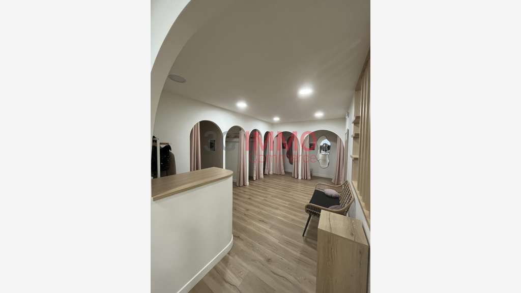 A louer local commercial 330m² Niort Mendes France