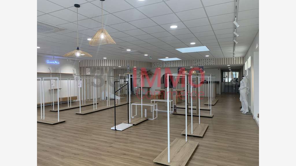 A louer local commercial 330m² Niort Mendes France