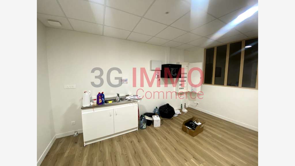 A louer local commercial 330m² Niort Mendes France
