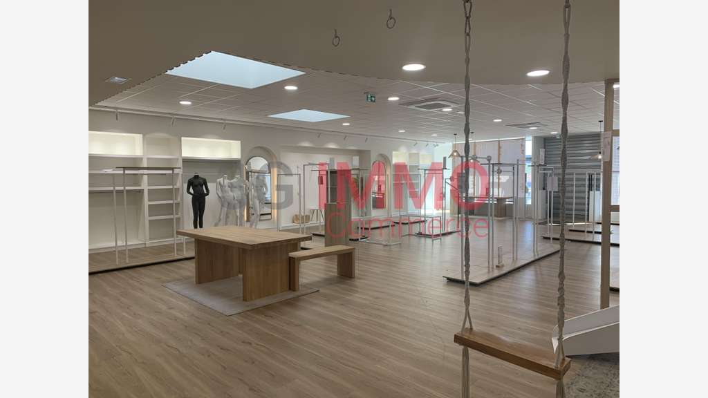 A louer local commercial 330m² Niort Mendes France