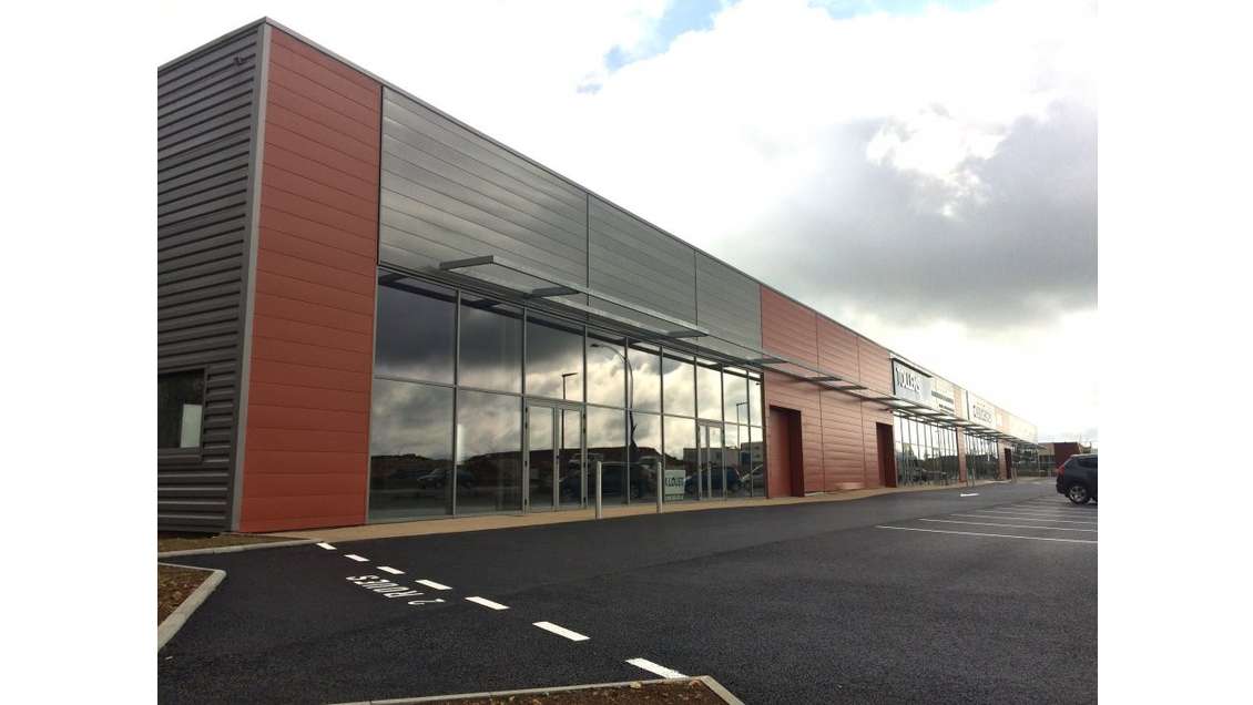 Local commercial de 406m² à louer en zc à Niort