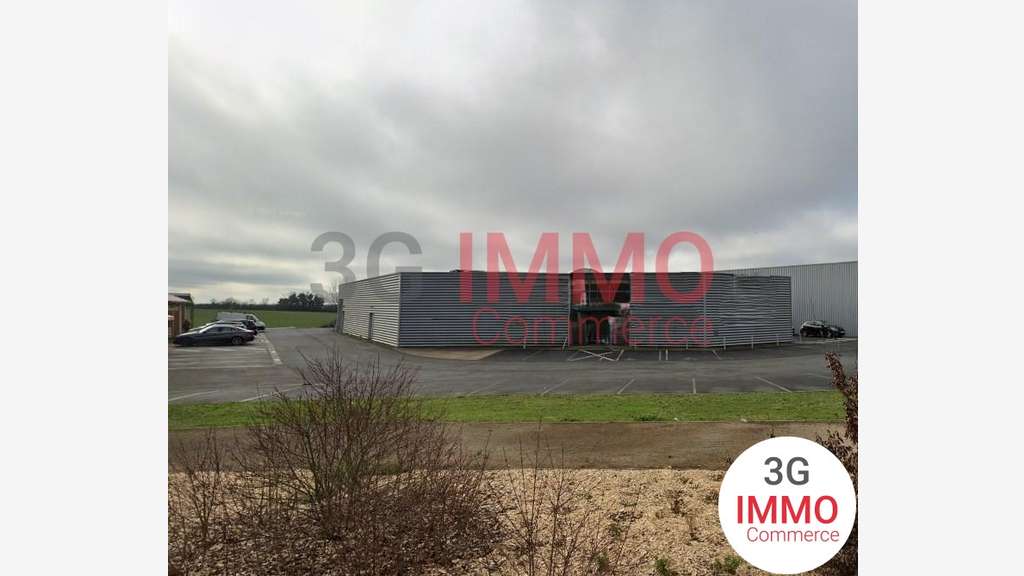 A louer local commercial 928m² Niort Mendès France