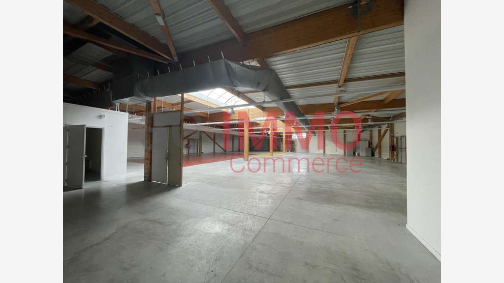 A louer local commercial 928m² Niort Mendès France