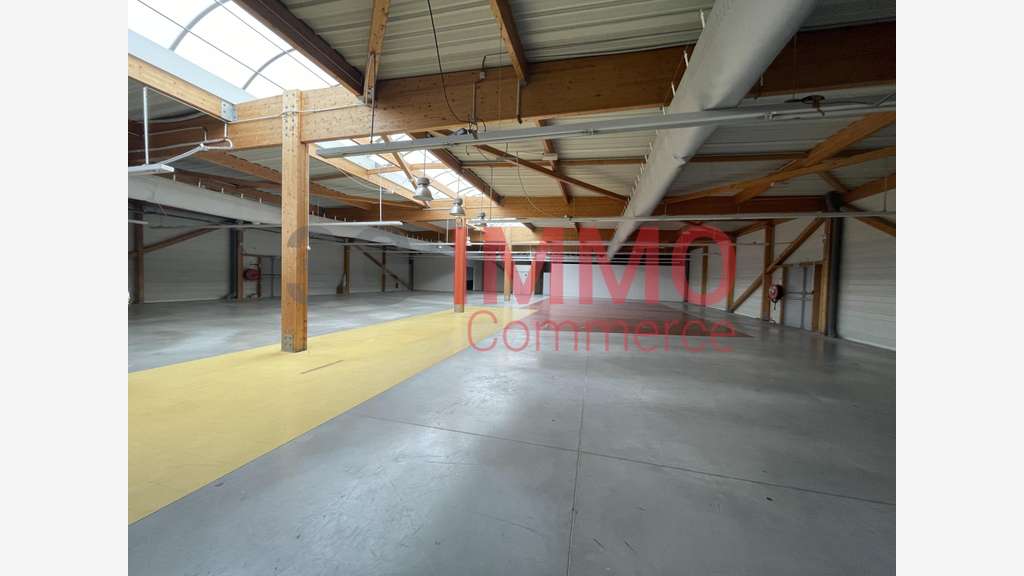 A louer local commercial 928m² Niort Mendès France