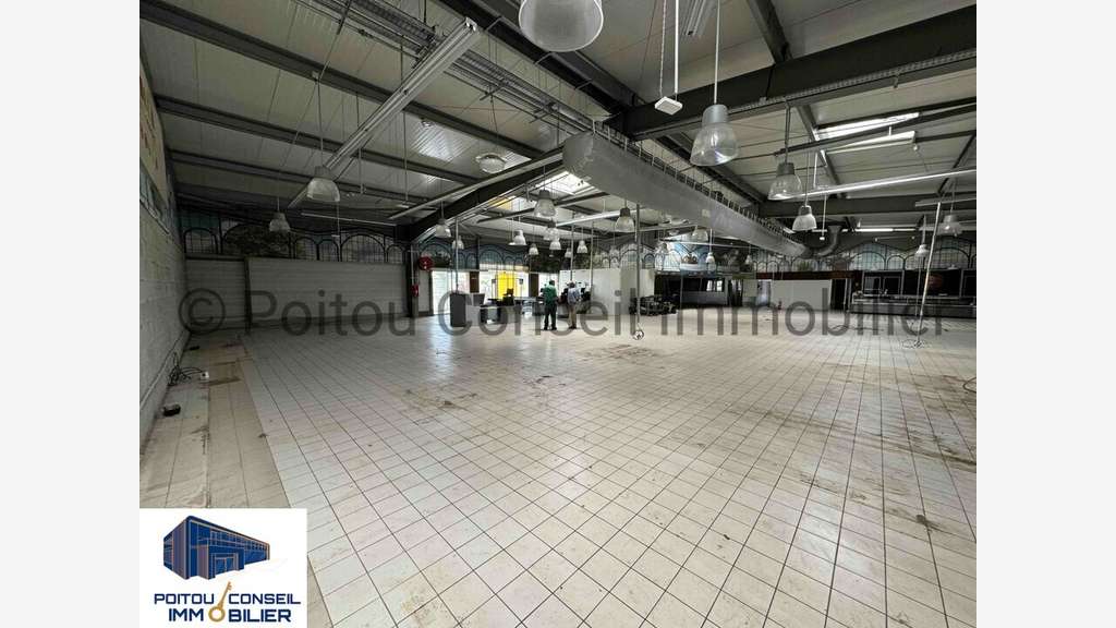 Local 1300m² à louer Niort zone Mendes France