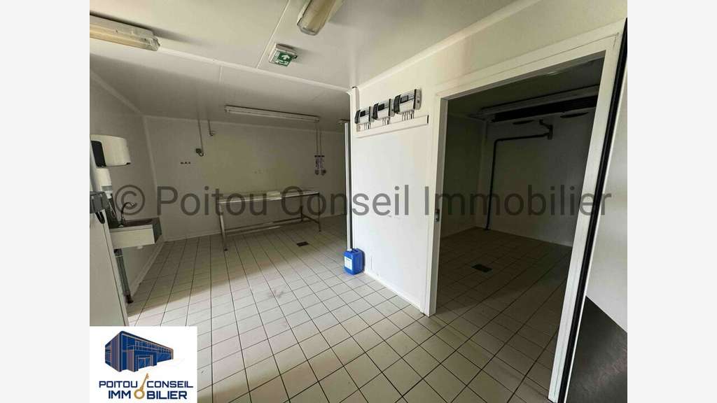 Local 1300m² à louer Niort zone Mendes France