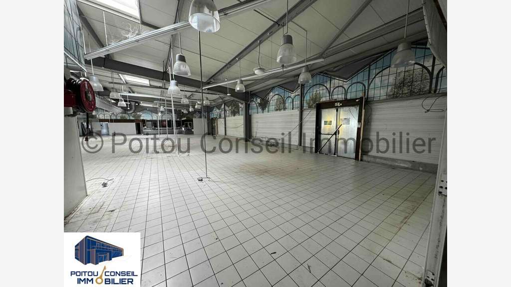 Local 1300m² à louer Niort zone Mendes France
