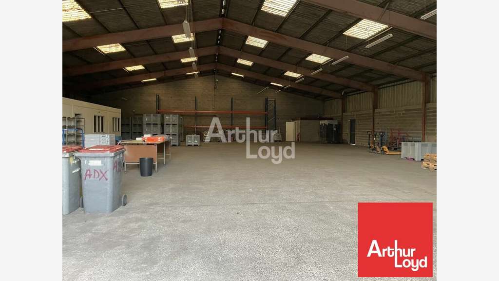 Loue local commercial 700m² à Niort Saint Liguaire