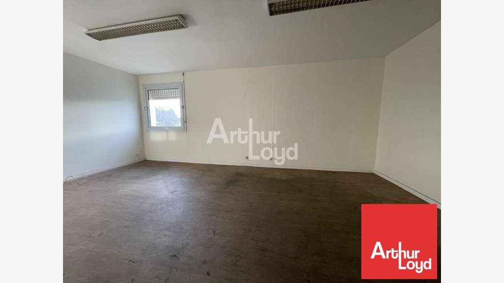 Loue local commercial 700m² à Niort Saint Liguaire