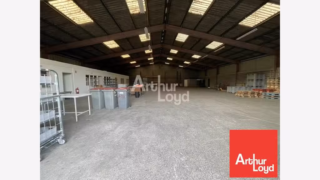 Loue local commercial 700m² à Niort Saint Liguaire