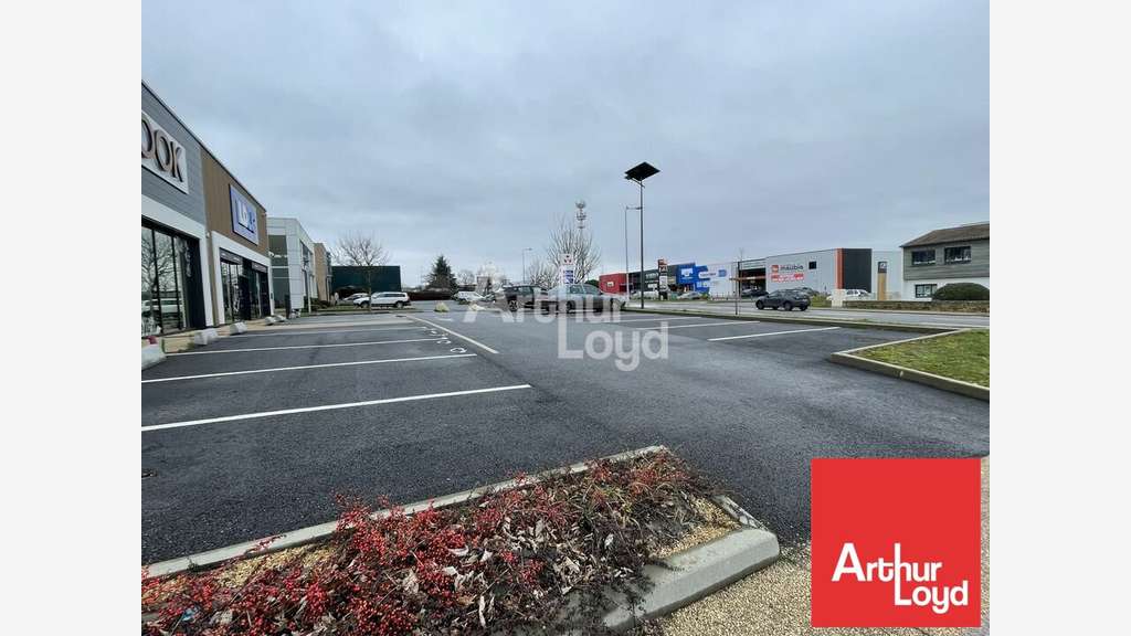 Local commercial 370m² à louer Niort Mendès France
