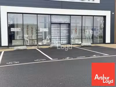 Local commercial 370m² à louer Niort Mendès France