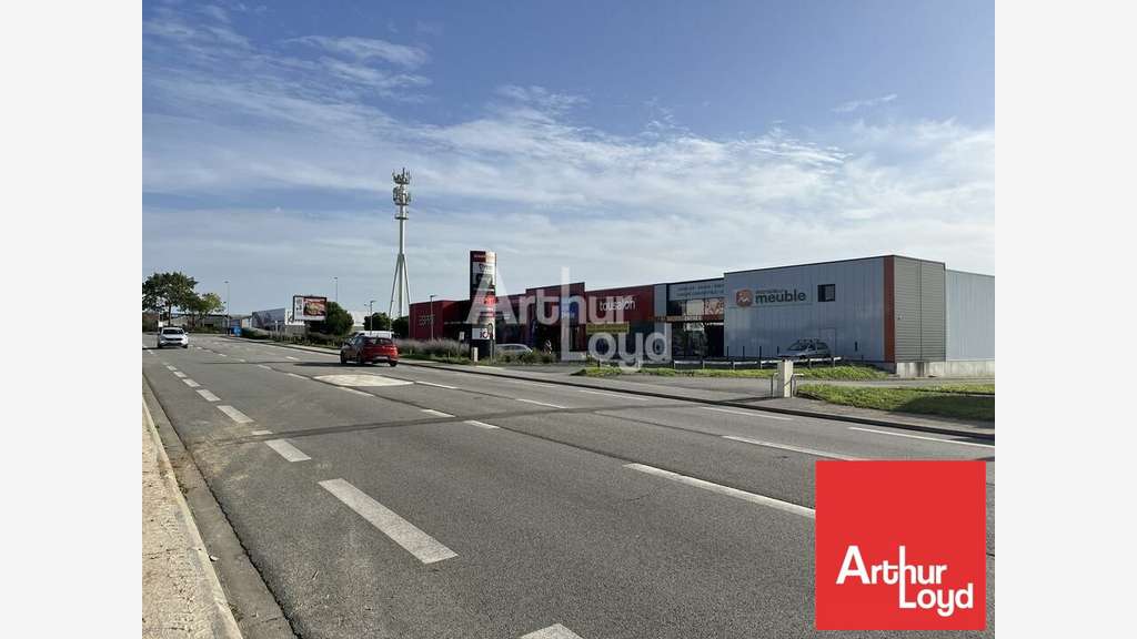 Local commercial 370m² à louer Niort Mendès France