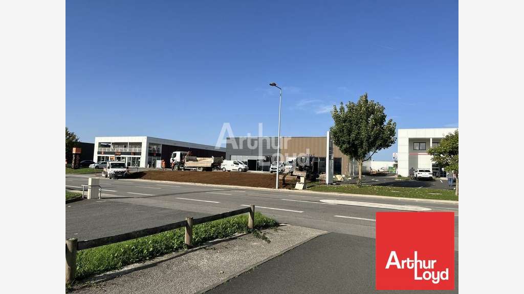 Local commercial 370m² à louer Niort Mendès France