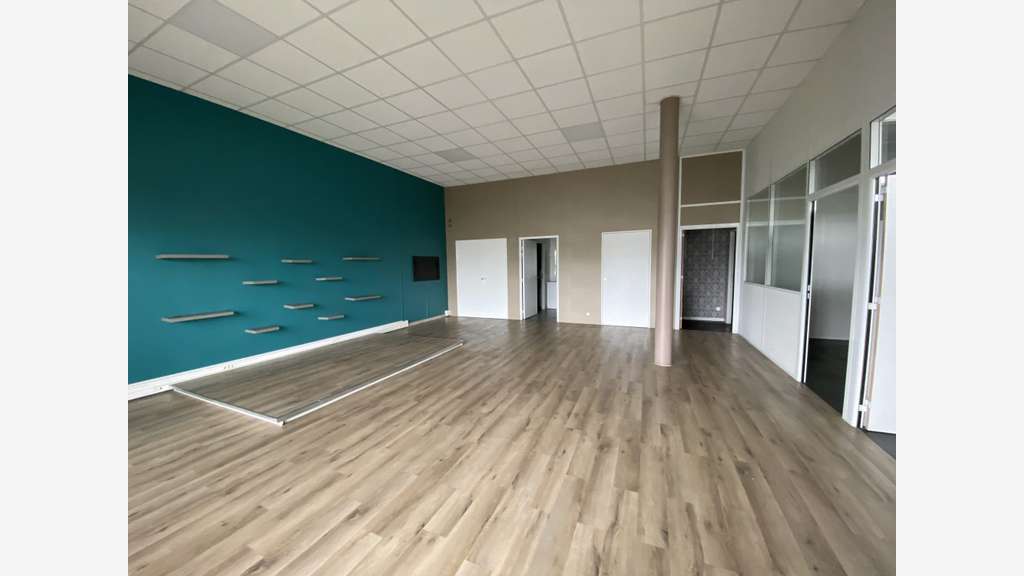 Local commercial 115m² à louer à Nogent-le-Phaye