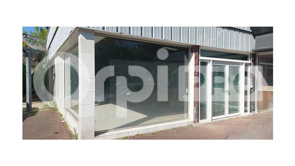 A louer local 568m² zone comm Auchan à Nogent