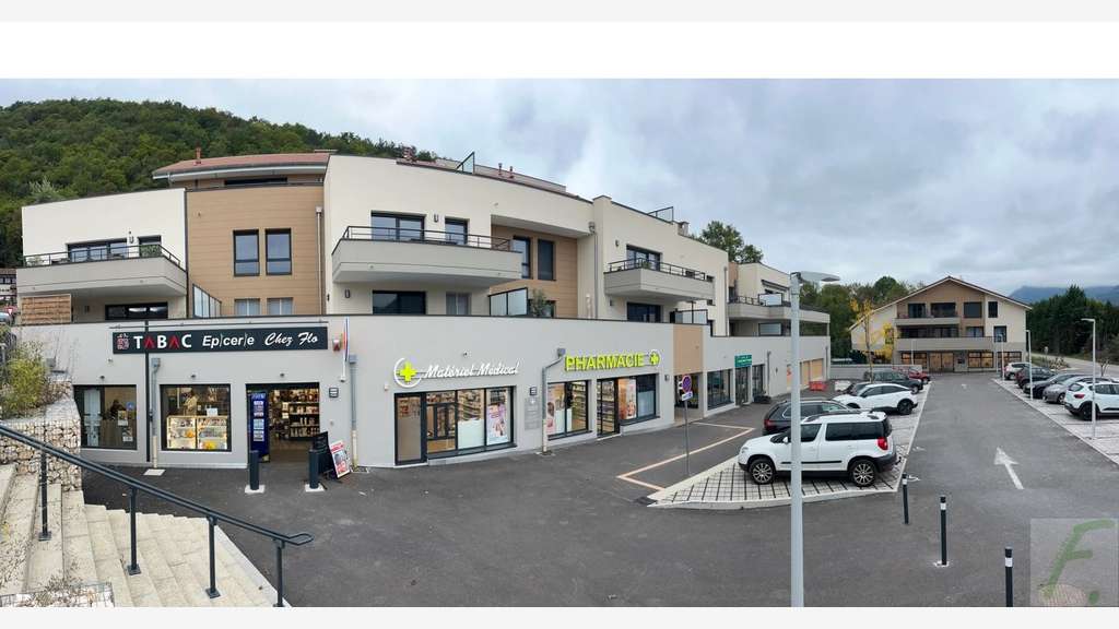 A louer local commercial neuf de 165m² à Noyarey