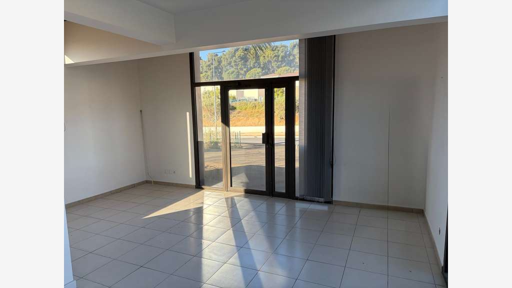 A louer local commercial de 61m² à Ollioules