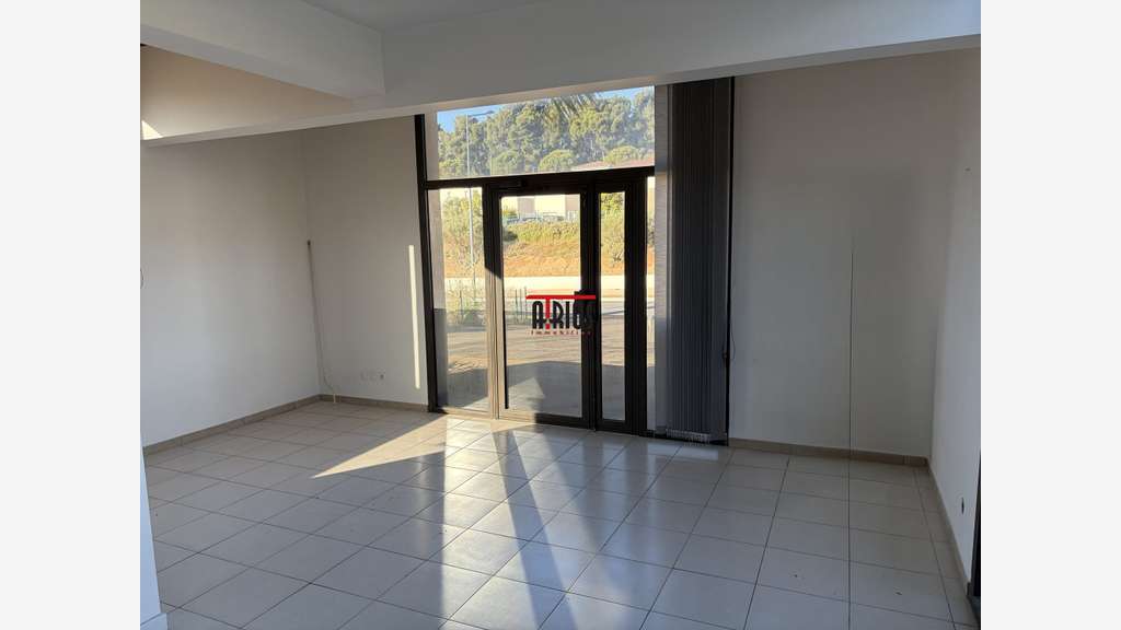 LOCAL COMMERCIAL 61 M²