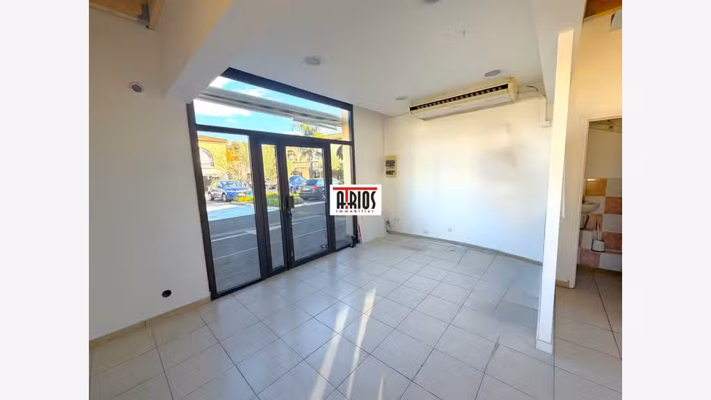 Loue local commercial 61m² Ollioules bord de route