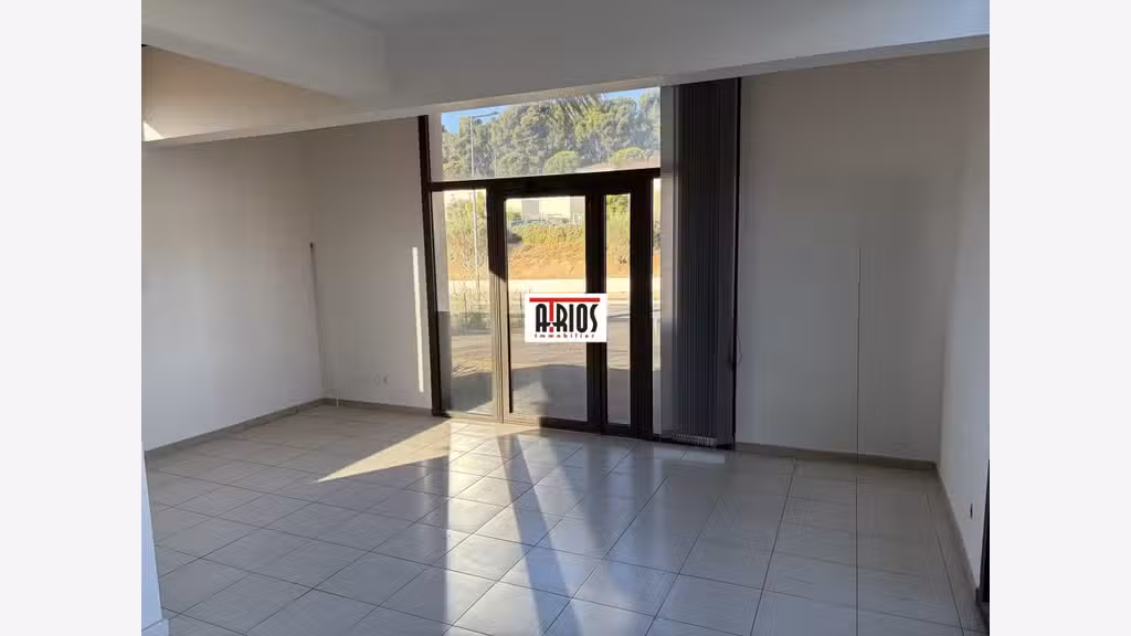 Loue local commercial 61m² Ollioules bord de route