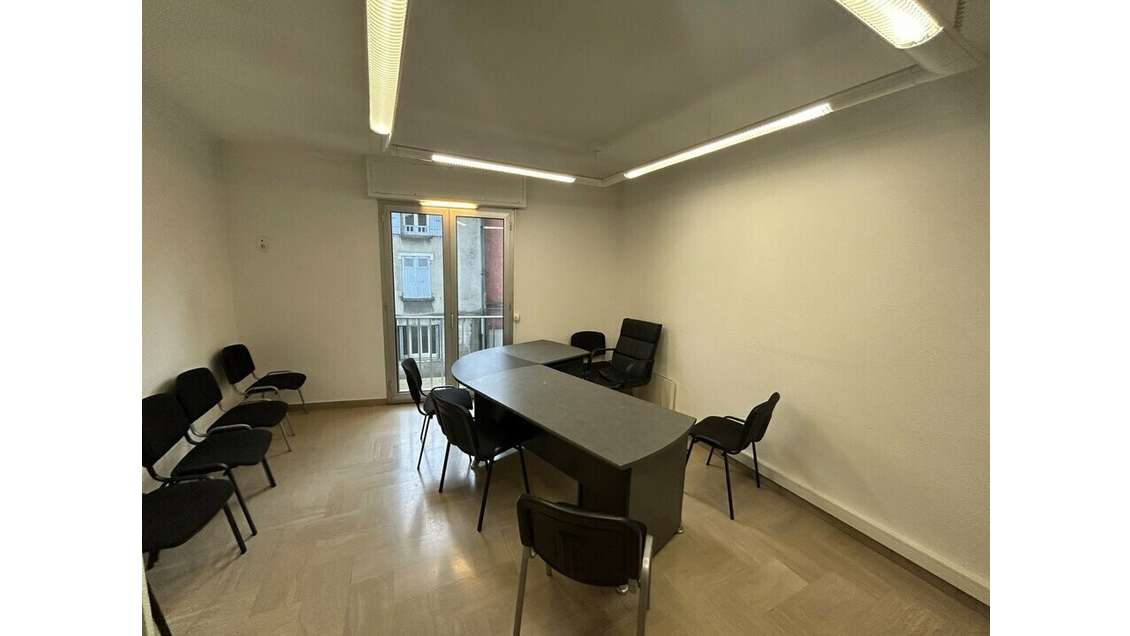 Local 160m² à louer artère principale d'Orange 