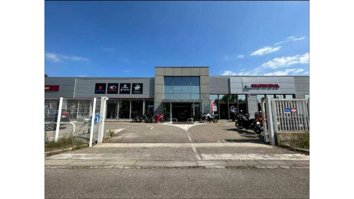 A louer local commercial 750m² Orange empl N°1