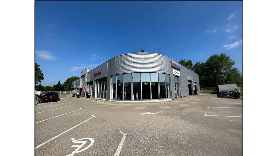 Local 1500m² divisible à louer à Orange 