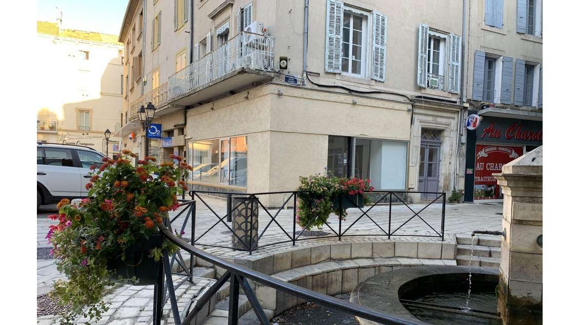 Location local commercial 32m² empl N°1 à Orange