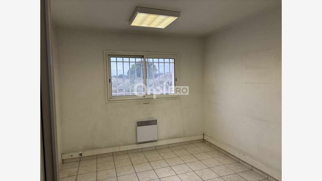 Local commercial 486m² à louer à Orange