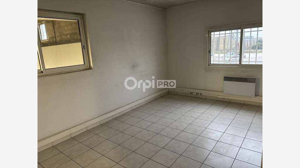 Local commercial 486m² à louer à Orange