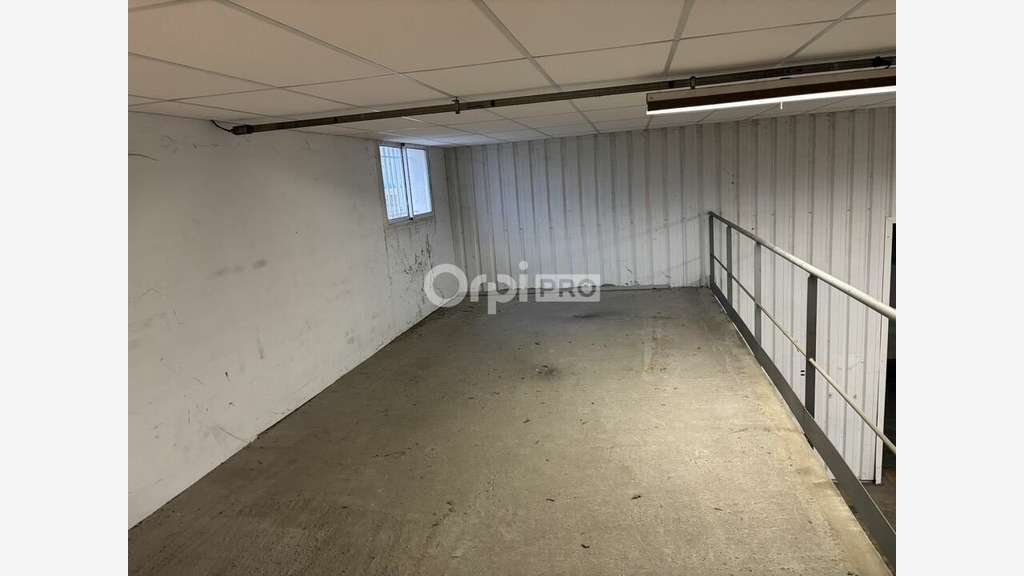 Local commercial 486m² à louer à Orange