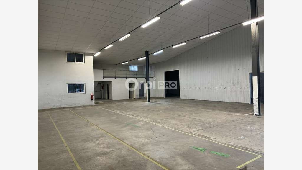 Local commercial 486m² à louer à Orange