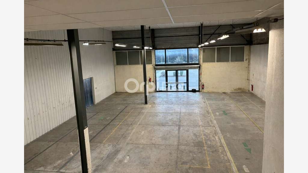 Local commercial 486m² à louer à Orange