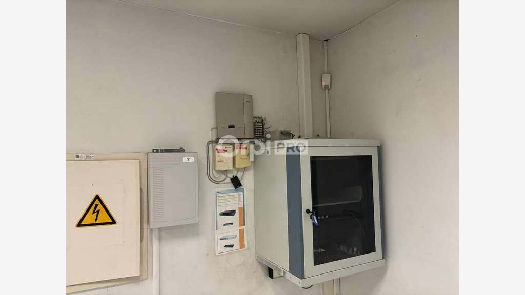 Local commercial 360m² à louer au Nord d'Orange