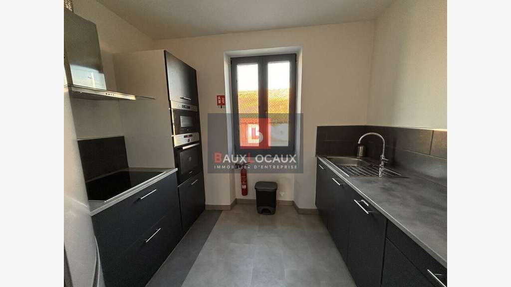 A louer local commercial 350m² à Orange empl N°1