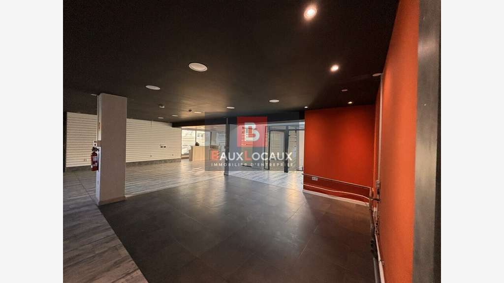 A louer local commercial 350m² à Orange empl N°1