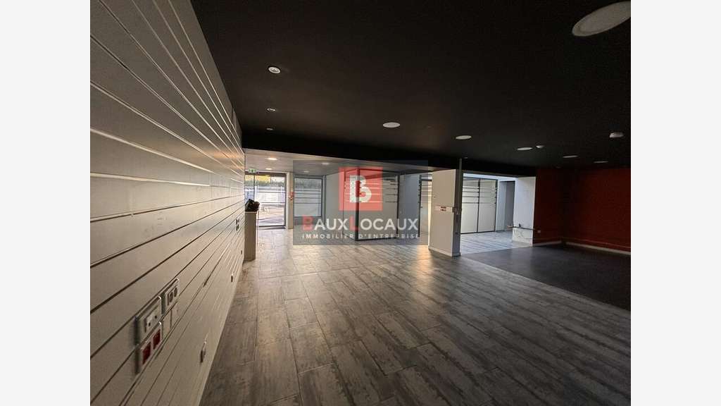 A louer local commercial 350m² à Orange empl N°1