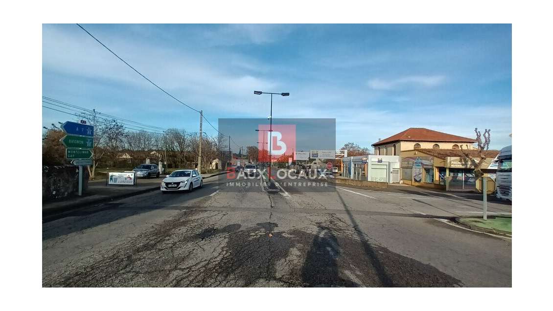 Local commercial 160m² à louer à Orange 