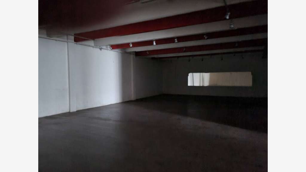 Local 500m² avec parking à louer en ZAC à Orgeval