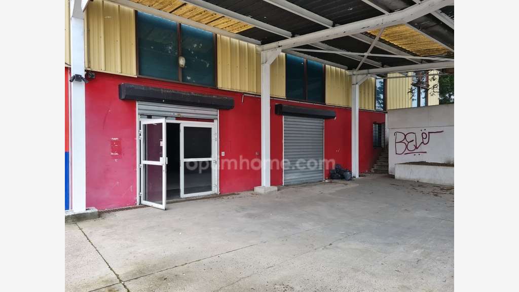 Local 500m² avec parking à louer en ZAC à Orgeval