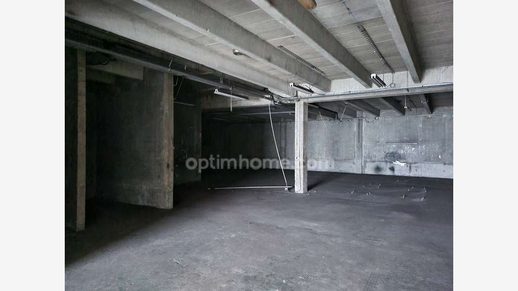 Local 292m² avec bureau et parking à louer Orgeval