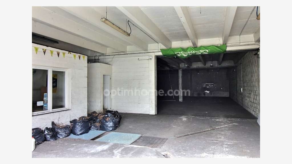 Local 292m² avec bureau et parking à louer Orgeval