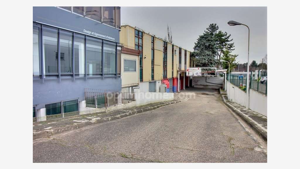 Local 292m² avec bureau et parking à louer Orgeval