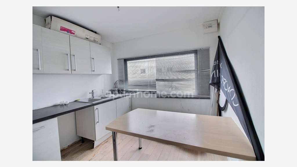 Local 197m² avec bureau et parking ZAC Orgeval
