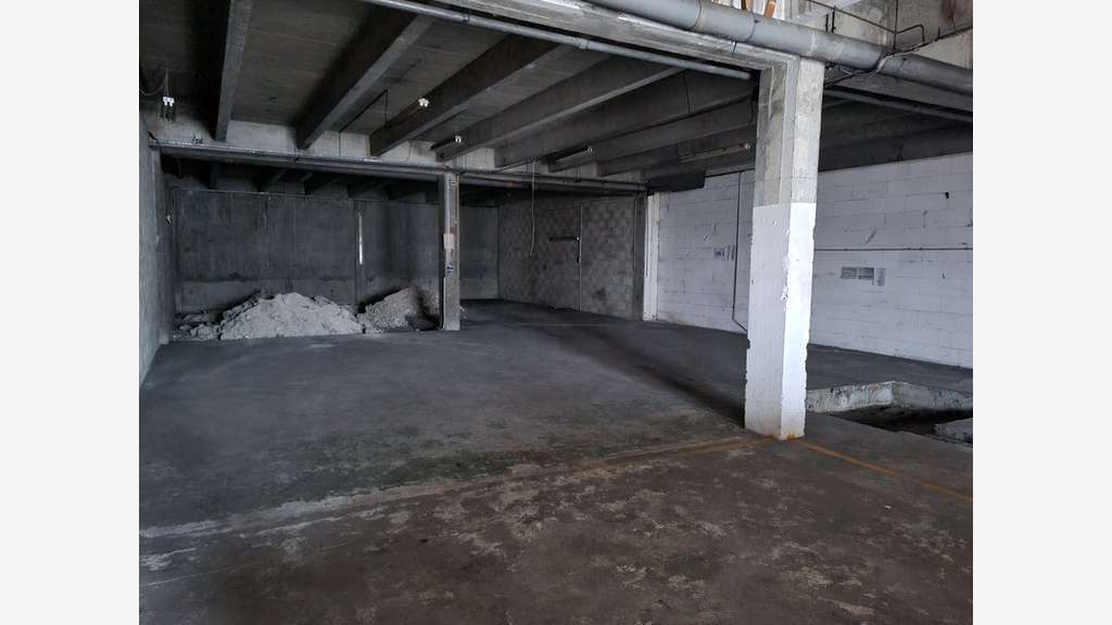 Local 250m² avec bureau et parking ZAC Orgeval