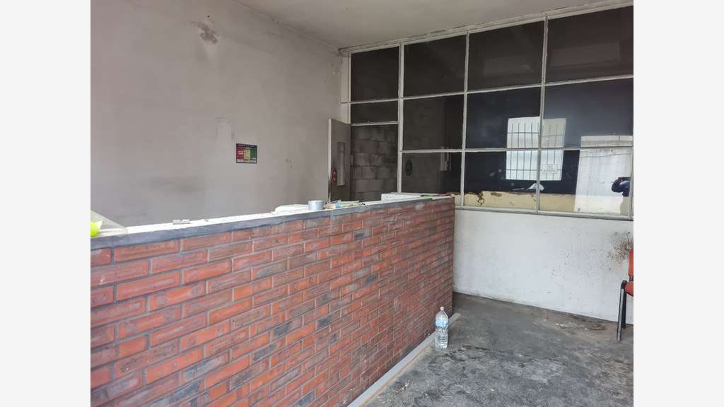 Local 250m² avec bureau et parking ZAC Orgeval