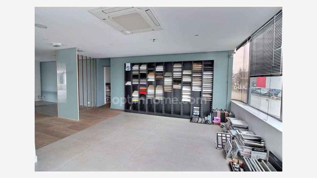 Local 197m² avec bureau et parking ZAC Orgeval N13